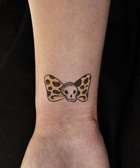 点击大图看下一张：女人喜欢的手腕可爱蝴蝶结纹身图片