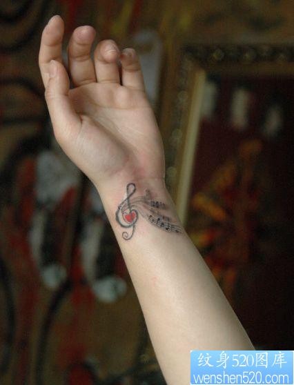 点击大图看下一张：女孩子手腕潮流流行的音符纹身图片
