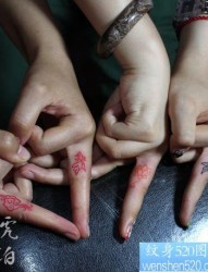 女孩子手指可爱猫咪纹身图片