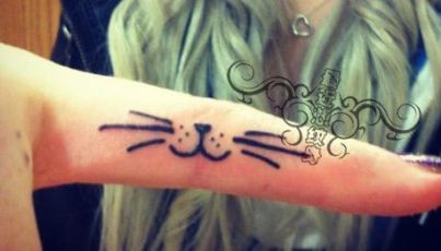 点击大图看下一张：女孩子手指可爱猫咪纹身图片