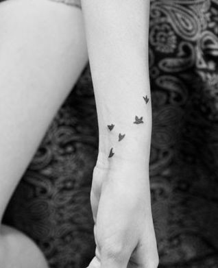 点击大图看下一张：女孩子手臂流行的图腾鸽子纹身图片