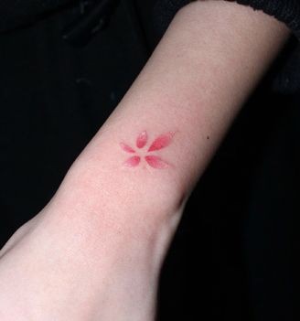 点击大图看下一张：女孩子手臂好看的樱花纹身图片