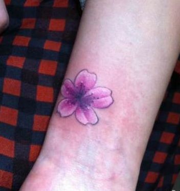 点击大图看下一张：女孩子手臂小巧精美的樱花纹身图片