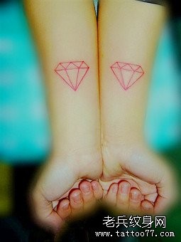 点击大图看下一张：女孩子手臂流行简洁的钻石纹身图片