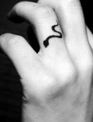 一幅手指图腾蛇纹身图片