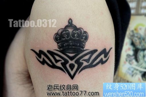 点击大图看下一张：手臂经典流行的皇冠纹身图片