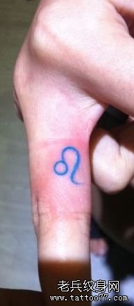 点击大图看下一张：女孩子手指狮子座符号纹身图片
