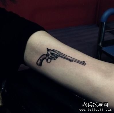 点击大图看下一张：女人手臂一幅小手枪纹身图片