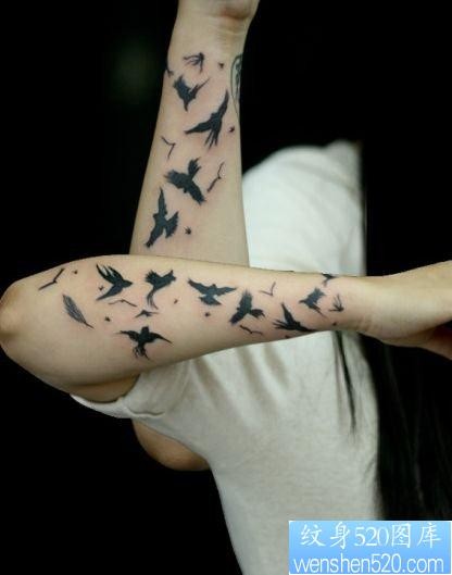 点击大图看下一张：手臂潮流流行的燕子纹身图片