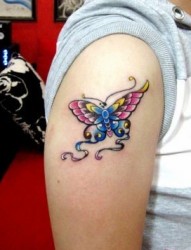 女孩子手臂彩色蝴蝶纹身图片