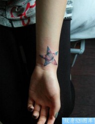 女孩子手腕处五角星与星空纹身图片