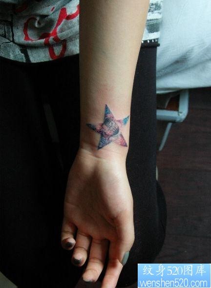 点击大图看下一张：女孩子手腕处五角星与星空纹身图片