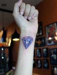 女孩子手臂彩色钻石纹身图片