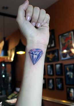 点击大图看下一张：女孩子手臂彩色钻石纹身图片