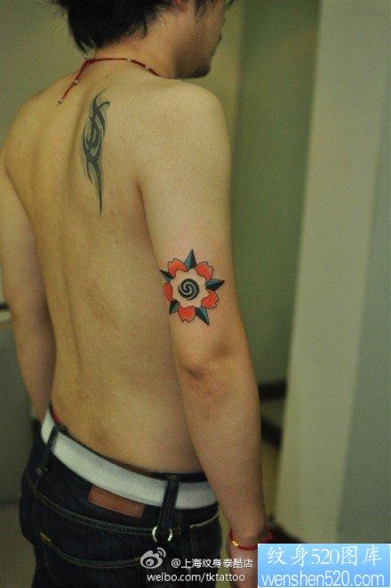 点击大图看下一张：男人手臂好看的刺青花纹身图片