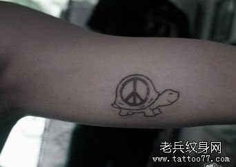 点击大图看下一张：女孩子手臂可爱小乌龟反战标志纹身图片