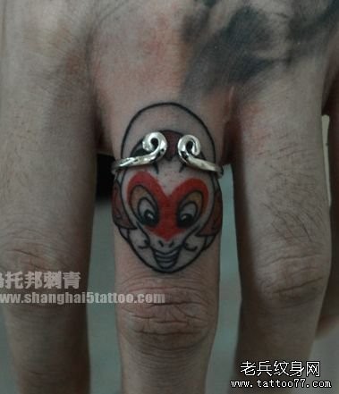 点击大图看下一张：手指可爱的美猴王孙悟空纹身图片