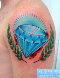 男人手臂漂亮的彩色钻石纹身图片