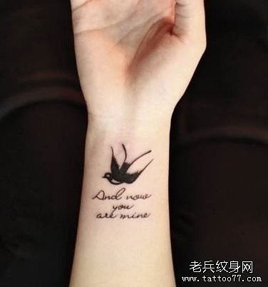 点击大图看下一张：女孩子手腕处小燕子与字母纹身图片