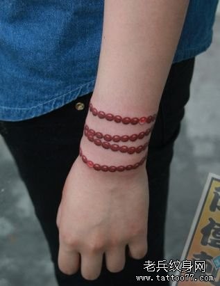 点击大图看下一张：女孩子手臂流行的佛珠手链纹身图片