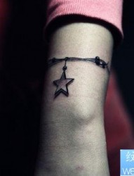 女人手腕处五角星手链纹身图片
