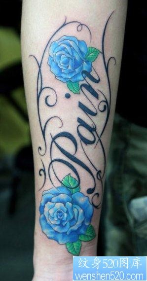 点击大图看下一张：手臂一幅彩色玫瑰花与字母纹身图片