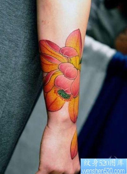 点击大图看下一张：女人手臂精美的彩色莲花纹身图片