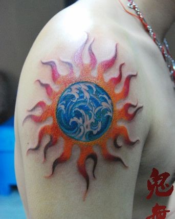 点击大图看下一张：手臂精美好看的太阳浪花纹身图片