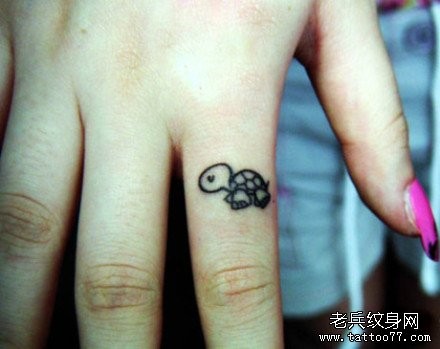 点击大图看下一张：女孩子手指可爱的小乌龟纹身图片