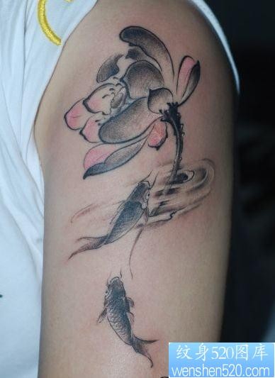 点击大图看下一张：手臂流行的水墨画风格莲花鲤鱼纹身图片