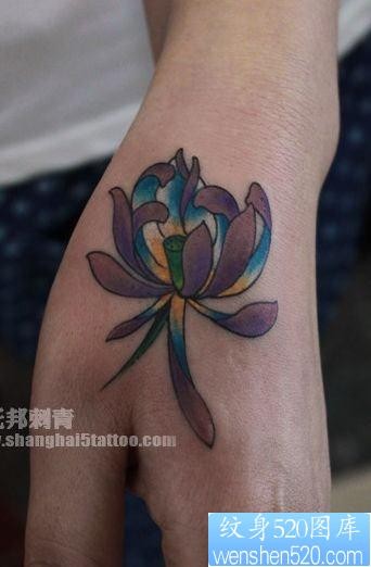 点击大图看下一张：女孩子手臂一幅彩色小莲花纹身图片
