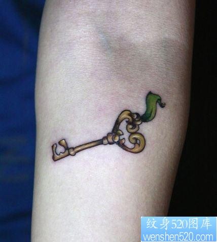点击大图看下一张：手臂流行潮流的一幅钥匙纹身图片