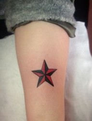 女人手臂彩色小巧的五芒星纹身图片