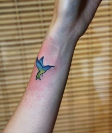 点击大图看下一张：女孩子手臂好看的蜂鸟纹身图片