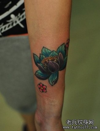 点击大图看下一张：女孩子手臂好看的彩色莲花纹身图片