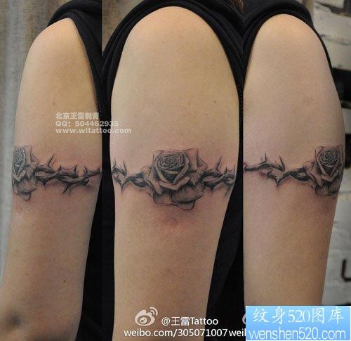 点击大图看下一张：手臂好看经典的玫瑰花与荆条纹身图片