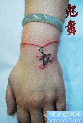 点击大图看下一张：女人手腕处简单的五角星手链纹身图片