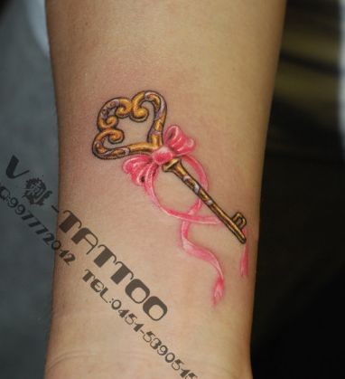 点击大图看下一张：女孩子手臂彩色钥匙蝴蝶结纹身图片