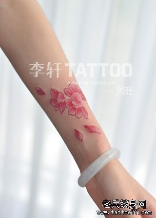 点击大图看下一张：女人手臂小巧潮流的樱花纹身图片