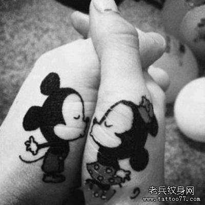 点击大图看下一张：手部可爱的情侣米老鼠纹身图片
