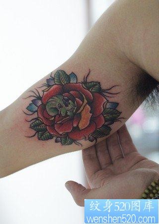 点击大图看下一张：男生手臂潮流流行的玫瑰花纹身图片
