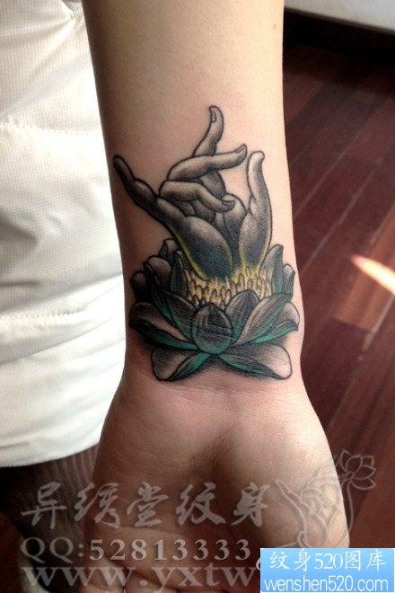 点击大图看下一张：女人手腕处精美好看的佛手与莲花纹身图片