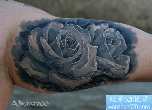 点击大图看下一张：手臂内侧经典的欧美彩色玫瑰花纹身图片