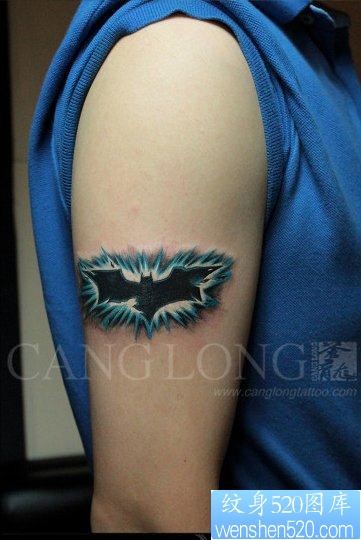 点击大图看下一张：手臂一幅时尚好看的小蝙蝠纹身图片