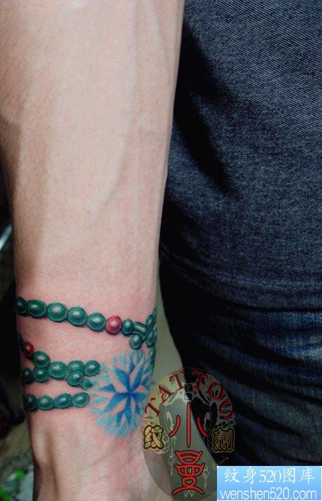 点击大图看下一张：手臂精美的彩色手链纹身图片