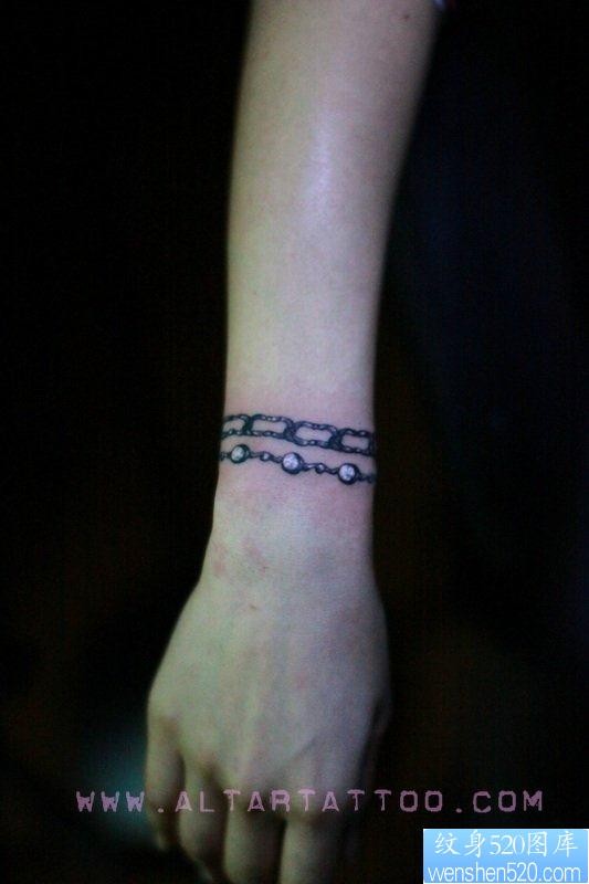 点击大图看下一张：唯美精美的美女手腕手链纹身图片