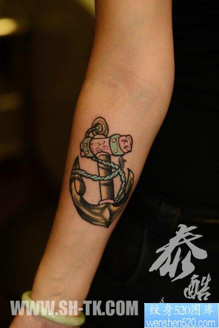 点击大图看下一张：女人手臂时尚小巧的船锚纹身图片