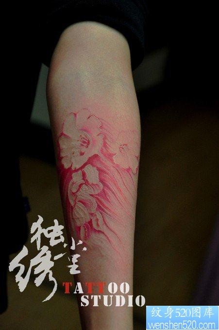 点击大图看下一张：女人手臂漂亮的彩色罂粟花纹身图片