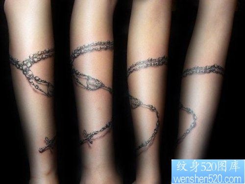 点击大图看下一张：女人手臂精美潮流的手链纹身图片