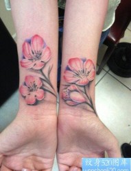 女人手腕潮流漂亮的花卉纹身图片
